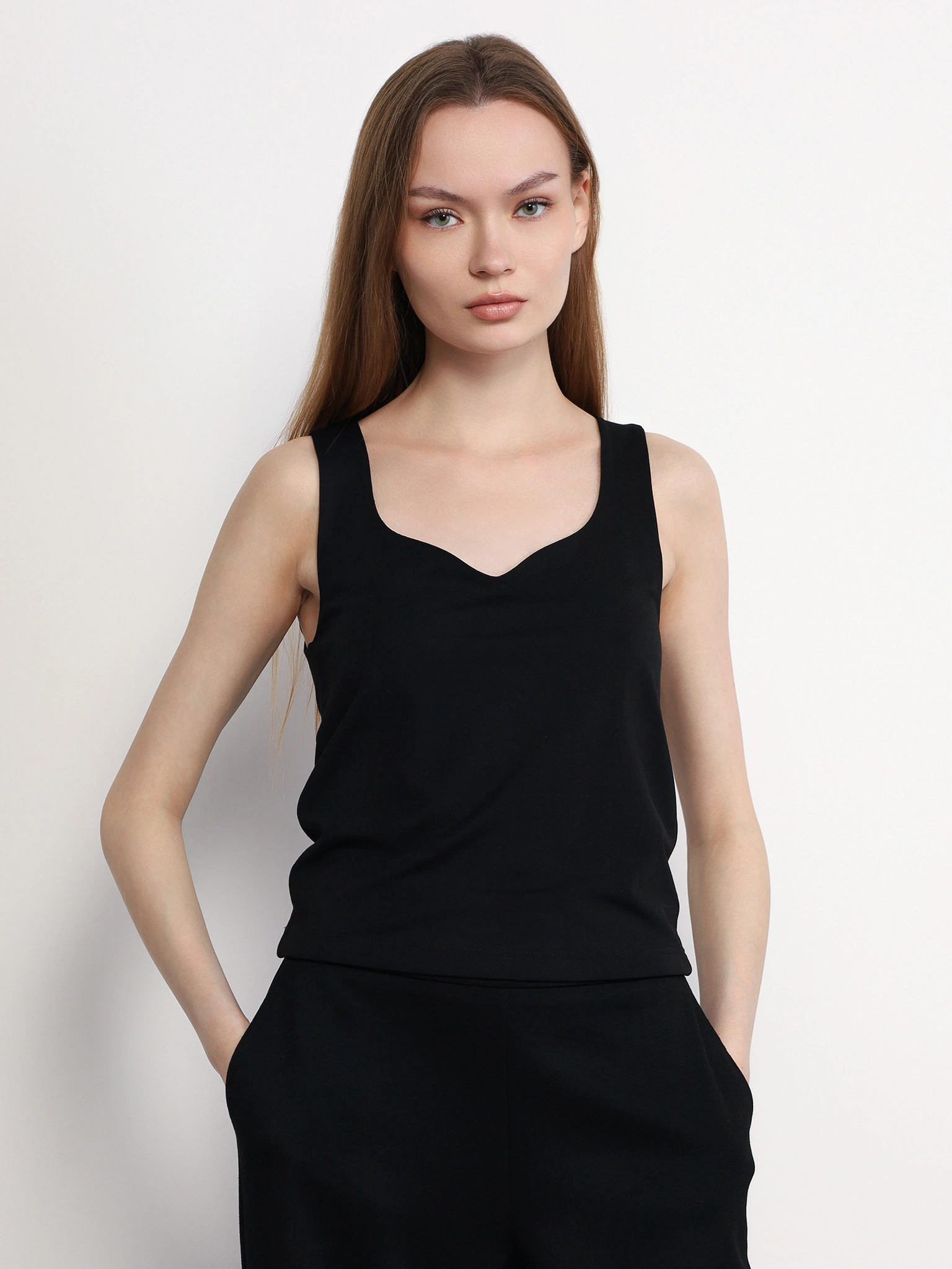 Майка черного цвета прямого кроя